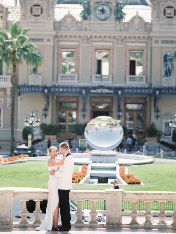  Wedding photography portfolio in Italy: Newlywed couple posing against the backdrop of an old luxury building