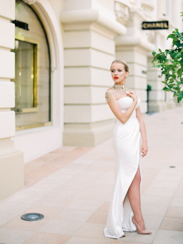 Wedding photography portfolio in Italy: Exquisite bride in a white designer dress on the streets of Monaco