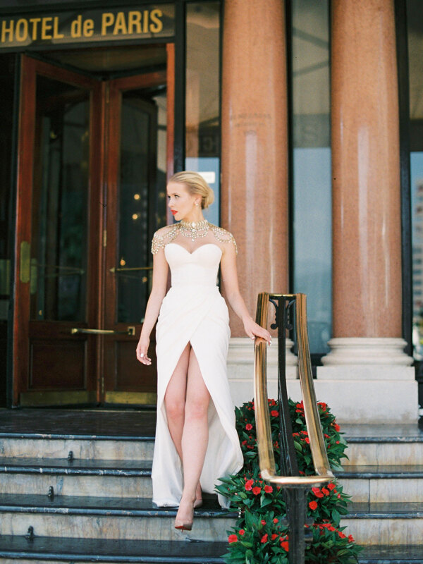 Wedding photography portfolio in Italy: Bride in a white dress with a wide slit, descends the hotel stairs