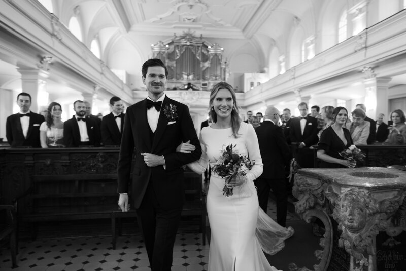 Wedding photography portfolio in Italy: The bride and groom met at the ceremony and walk together to the priest
