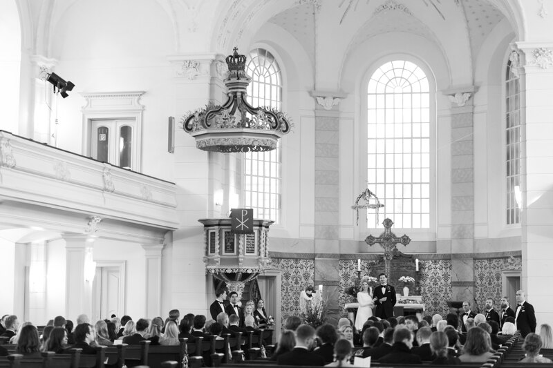 Wedding photography portfolio in Italy: The bride and groom stand at the altar in the church during the wedding ceremony