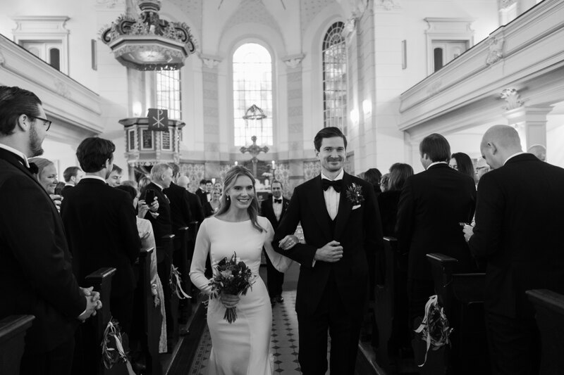 Wedding photography portfolio in Italy: The bride and groom leave the church after the end of the wedding ceremony