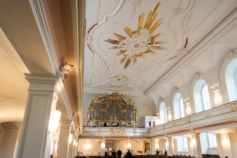 Wedding photography portfolio in Italy: Luxurious large organ in the bright hall of an ancient building