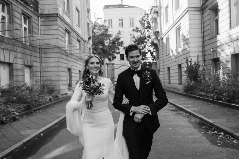 Wedding photography portfolio in Italy: Newly married newlyweds confidently step forward holding hands