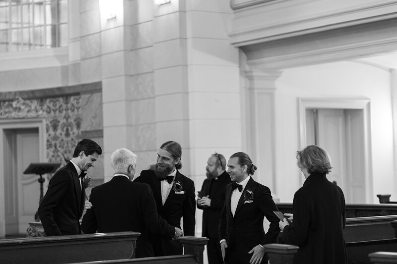 Wedding photography portfolio in Italy: Guests meet in a large hall and communicate with each other