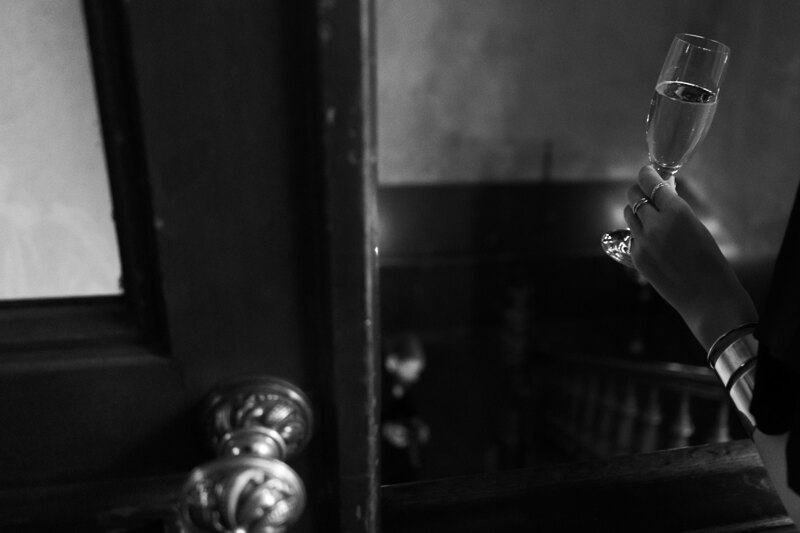 Wedding photography portfolio in Italy: Woman holds a glass with champagne in hand