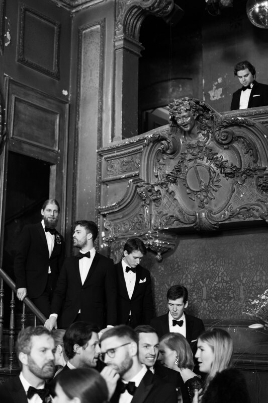 Wedding photography portfolio in Italy: Guests gather in the hall for a wedding