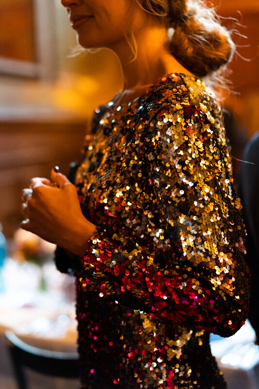 Wedding photography portfolio in Italy: Guest in a bright sequin dress