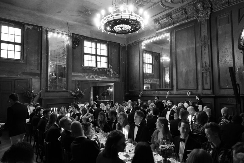 Wedding photography portfolio in Italy: The luxurious large hall is filled with respectable guests sitting at the guest tables