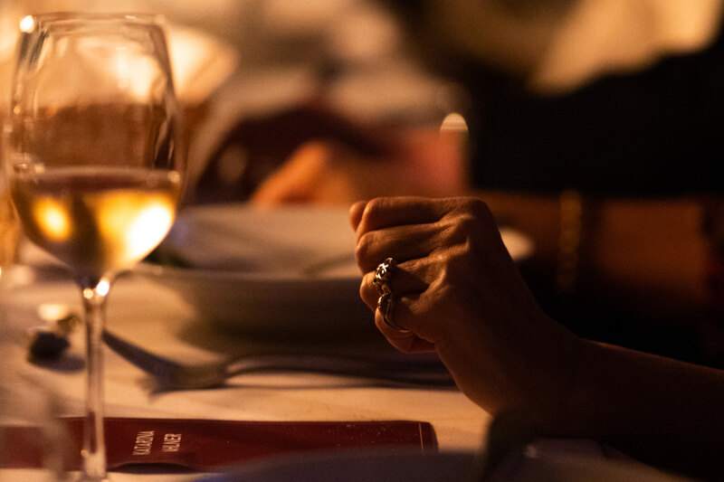 Wedding photography portfolio in Italy: Hand of one of the guests on the table