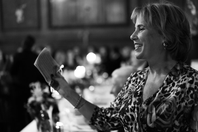 Wedding photography portfolio in Italy: Guest with paper in her hands sincerely smiles
