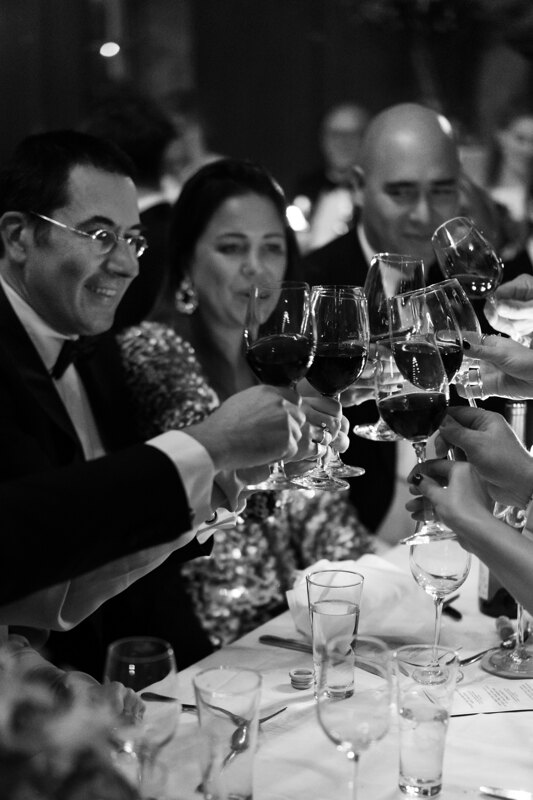 Wedding photography portfolio in Italy: Guests at the table are clinking glasses