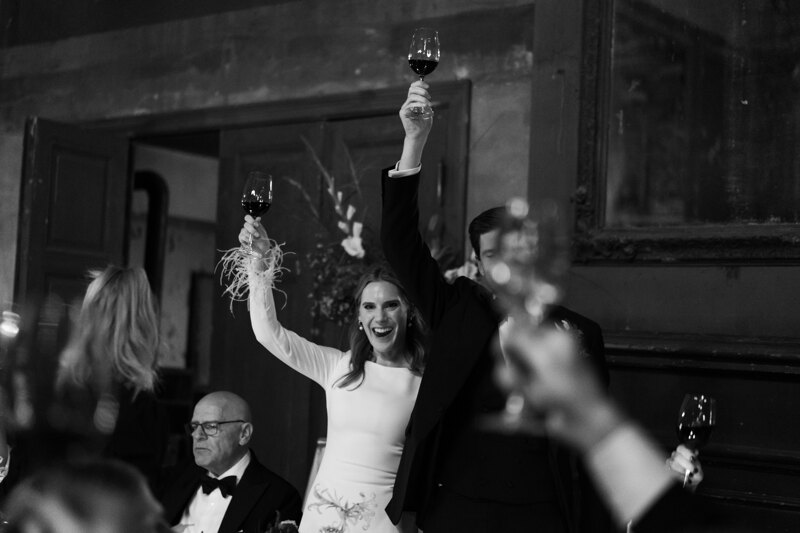 Wedding photography portfolio in Italy: The bride and groom raised their glasses up