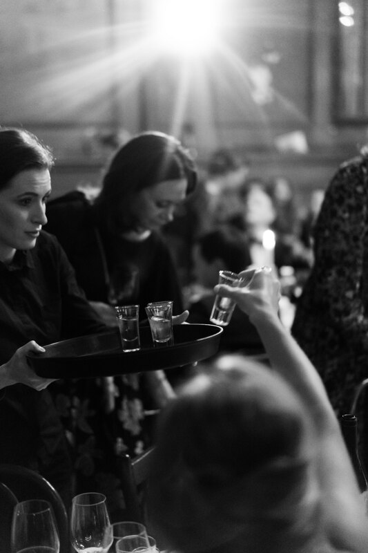 Wedding photography portfolio in Italy: The waitress removes empty glasses from the table