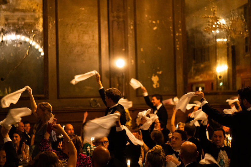 Wedding photography portfolio in Italy: The guests in the hall, got up from the tables and wave white napkins over their heads
