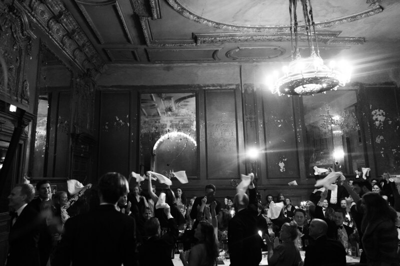 Wedding photography portfolio in Italy: The guests in the hall, got up from the tables and wave white napkins over their heads to the music
