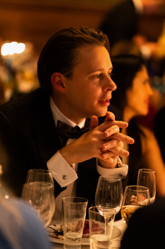 Wedding photography portfolio in Italy: Portrait of a man with fingers crossed communicating with guests