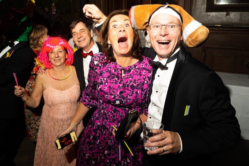 Wedding photography portfolio in Italy: Guests have fun and dance with various accessories on their heads