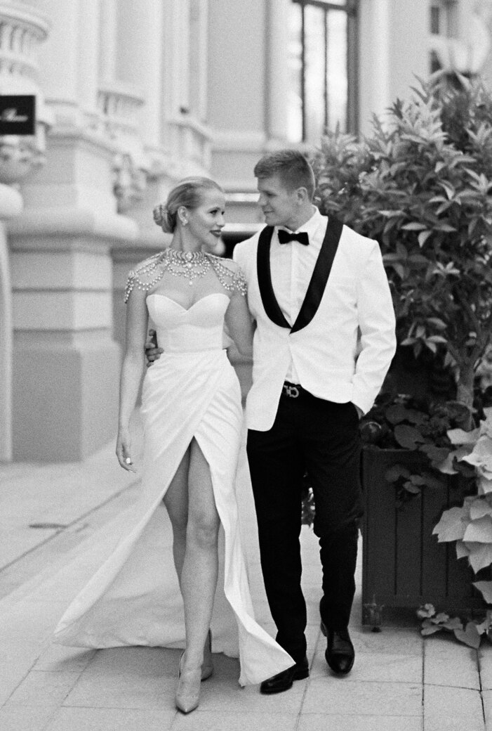 Wedding photography portfolio in Italy: Happy and smiling bride and groom go hugging and looking at each other