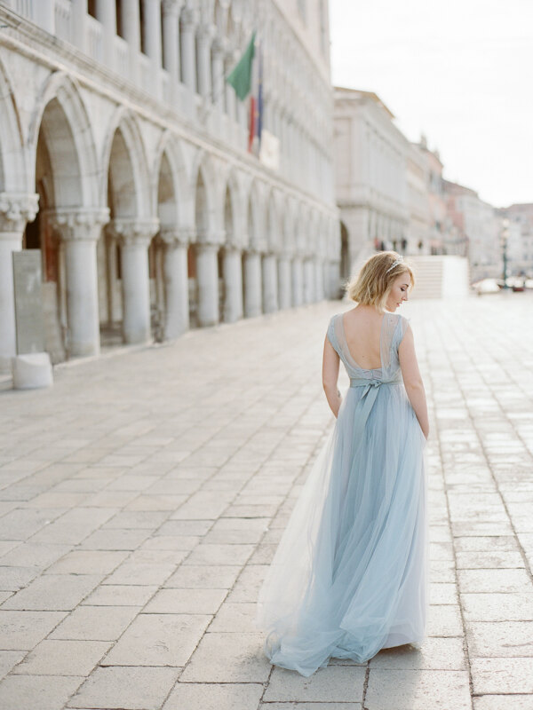Couple photoshoot in Italy: Bride on Piazza San Marco in Venice, in an unusual wedding dress gently blue