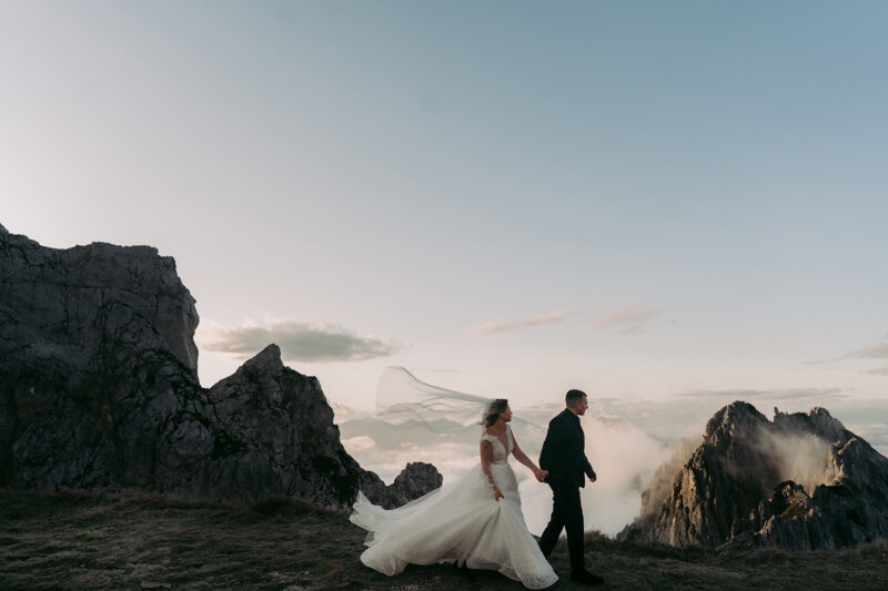 Couple photoshoot in Italy: The bride and groom, who love extraordinary solutions, chose majestic and magnificent mountains for their wedding photo shoot