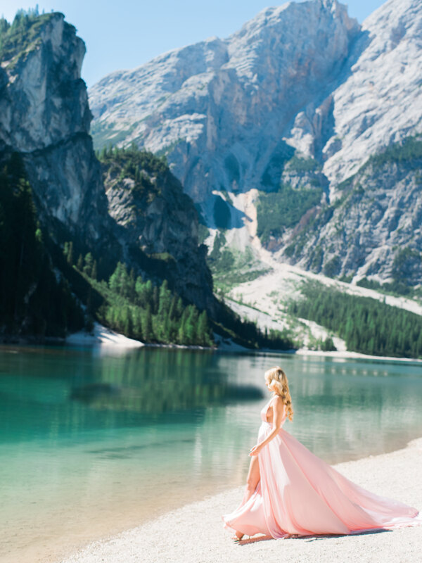 Photoshoot of couples in Italy: A very beautiful, busty girl, in an airy, pink dress on a background of Alpine Dolomites