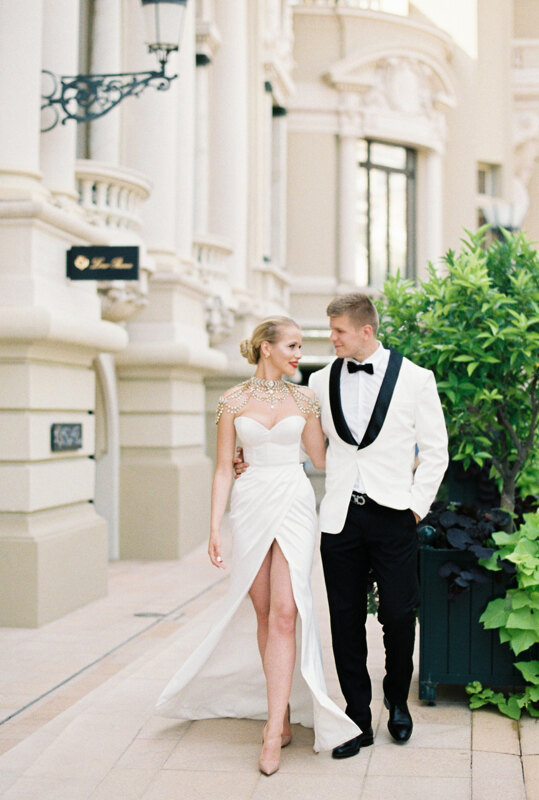 Couple photoshoot in Italy: Luxurious and smiling bride and groom strolling along the streets of Monaco