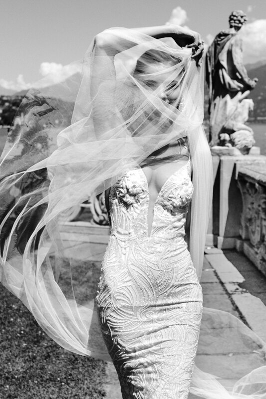 Wedding photography portfolio in Italy: Bride in a white dress, whose veil covers her face