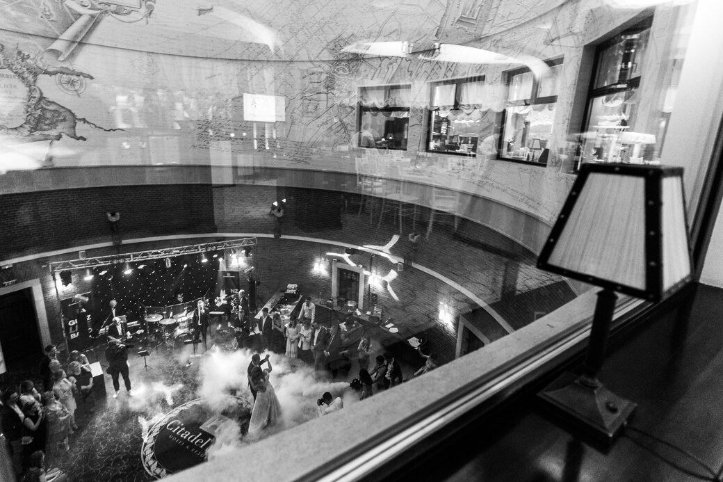 Wedding photography portfolio in Italy: The first dance of the bride and groom, on a large dance floor, accompanied by musical cover of the group