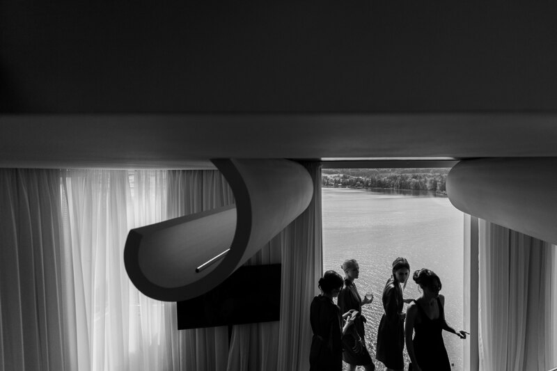Wedding photography portfolio in Italy: Morning of the bride with her friends in a luxurious hotel room