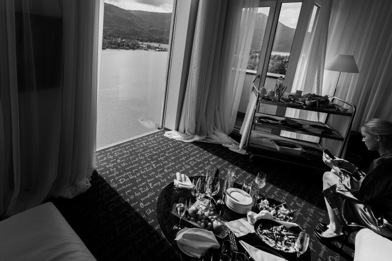 Wedding photography portfolio in Italy: Small buffet in the room where the bride and her girlfriend are preparing for the wedding