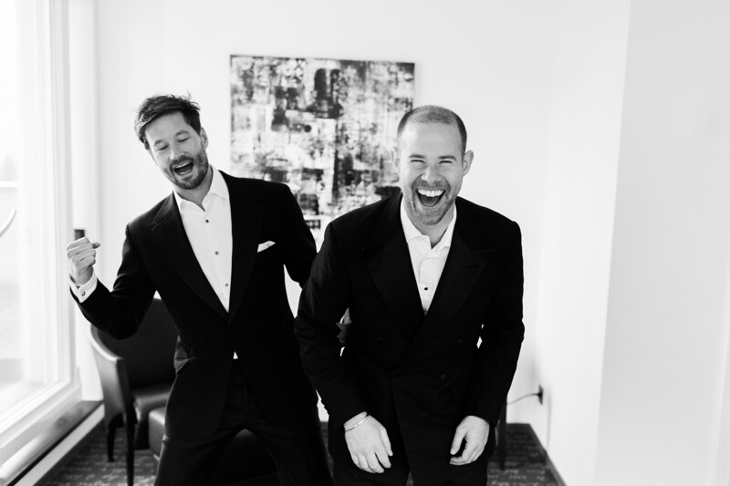 Wedding photography portfolio in Italy: Groom with his friend smiling
