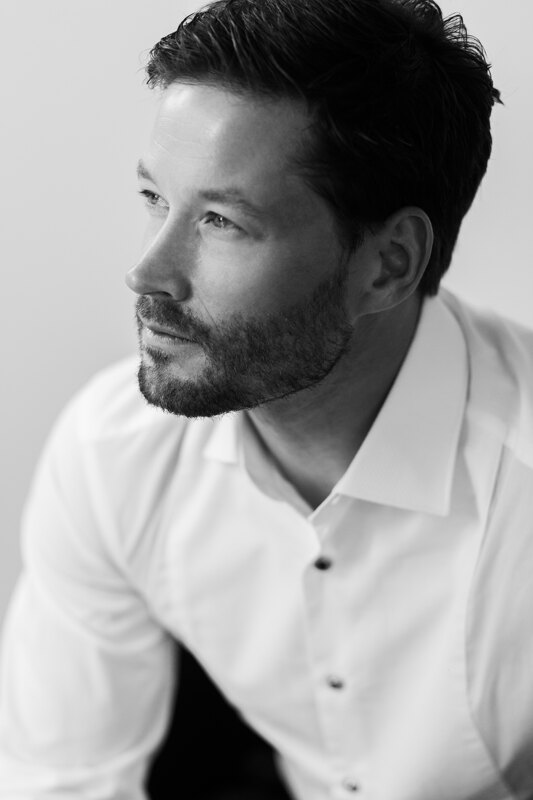 Wedding photography portfolio in Italy: Portrait of a groom in a white shirt, looking away