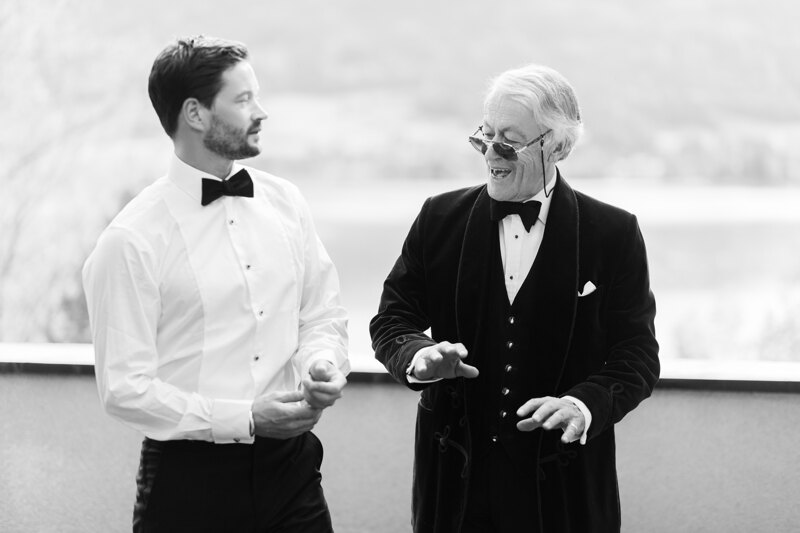 Wedding photography portfolio in Italy: Groom with father on the veranda in the room, preparing for the ceremony