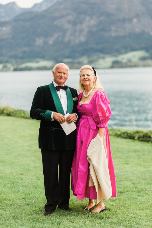 Wedding photography portfolio in Italy: A pair of elderly people, dressed brightly enough, posing for the camera