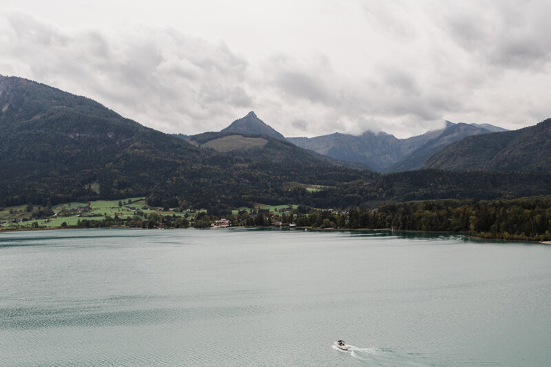 Wedding photography portfolio in Italy: A large lake in the mountains, on the outskirts of which there is a small village