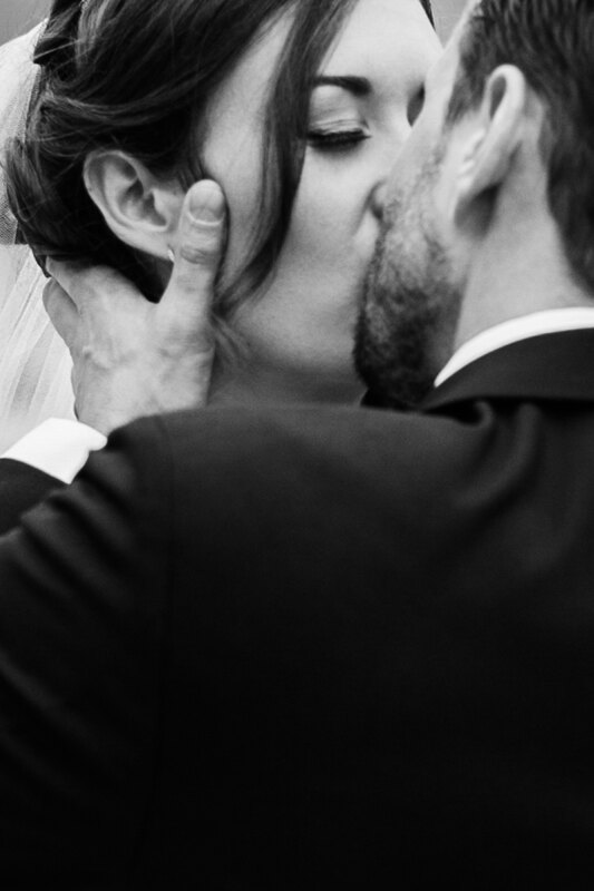 Wedding photography portfolio in Italy: The groom passionately kisses his beloved on the lips