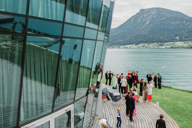 Wedding photography portfolio in Italy: Wedding guests communicate with each other