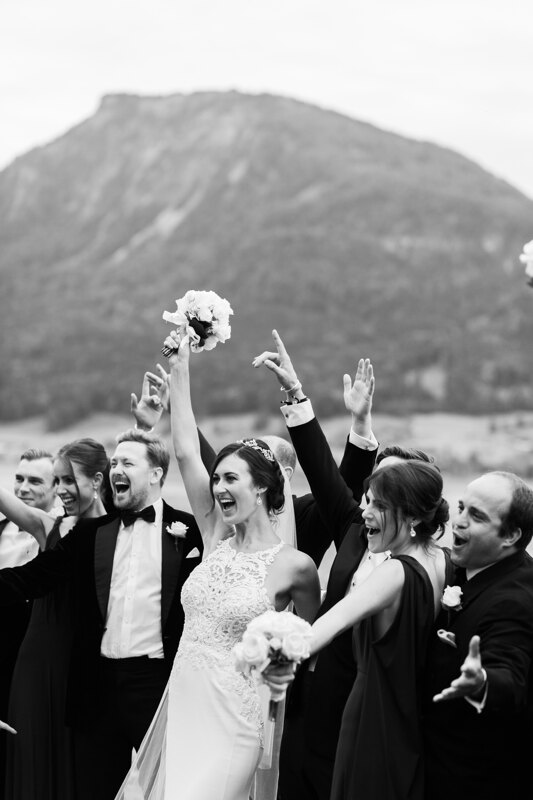 Wedding photography portfolio in Italy: The bride and groom take pictures with friends, having fun posing on camera