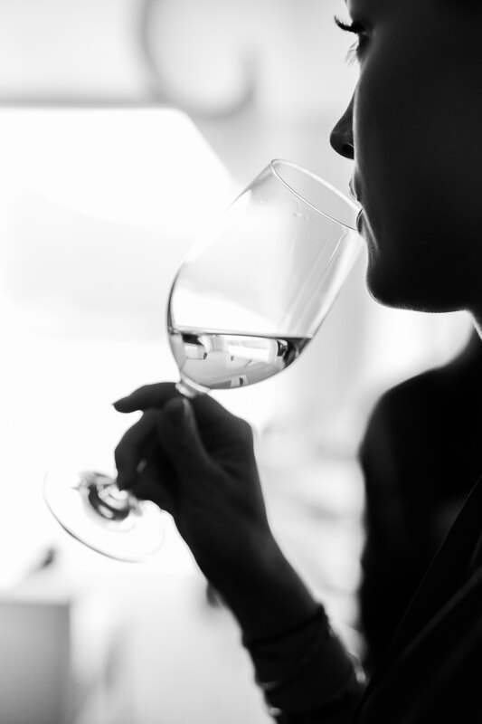 Wedding photography portfolio in Italy: Girl drinks wine from a glass
