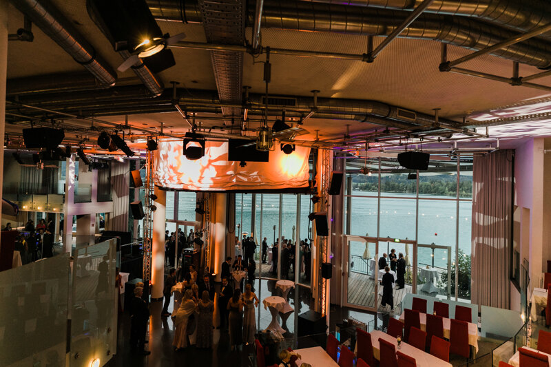 Wedding photography portfolio in Italy: Large wedding hall, with huge panoramic windows through which incredible views of the lake and mountains