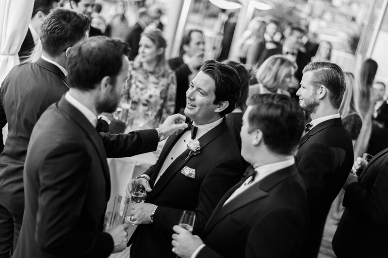 Wedding photography portfolio in Italy: Guests chatting among themselves in the banquet hall.