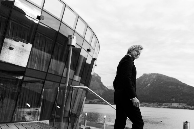 Wedding photography portfolio in Italy: A man poses for the camera near the hotel