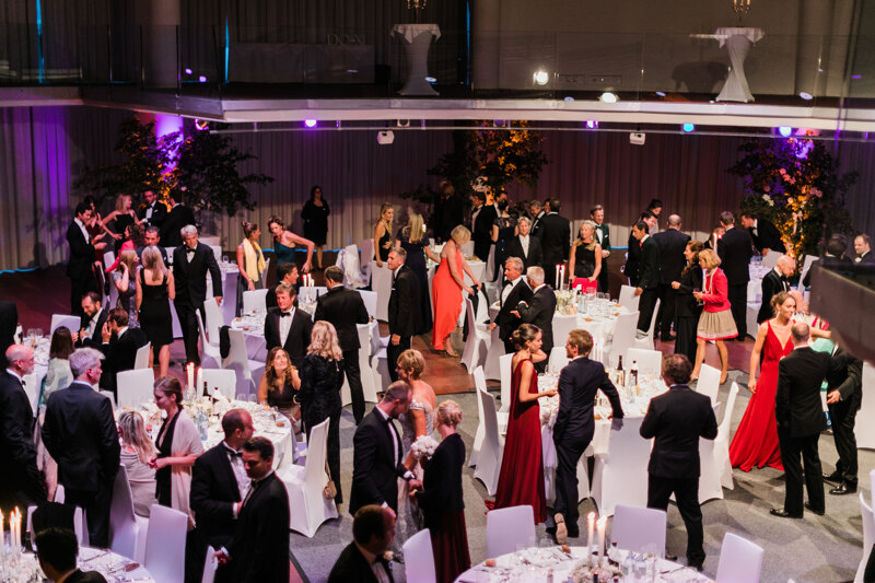 Wedding photography portfolio in Italy: Guests gather in the wedding hall and take their seats