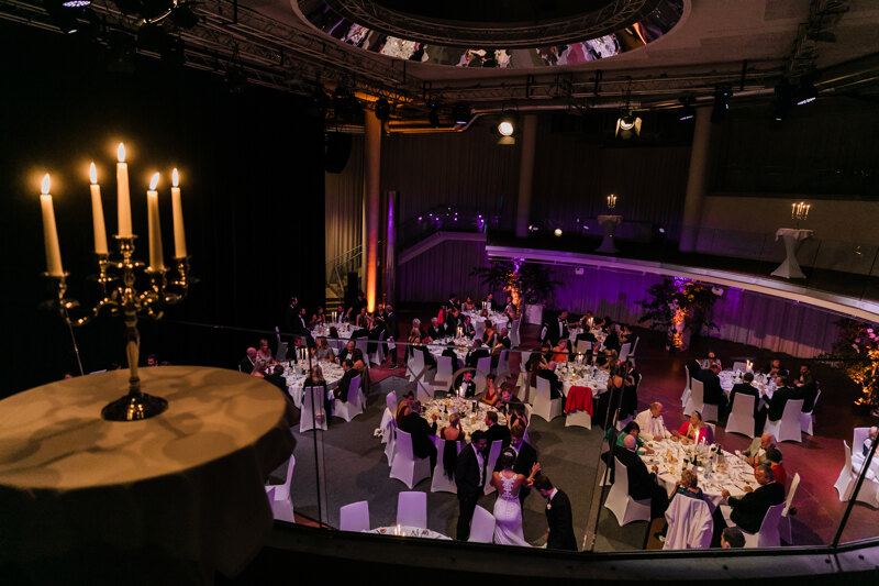 Wedding photography portfolio in Italy: The hall was filled with guests who are waiting for the bride and groom