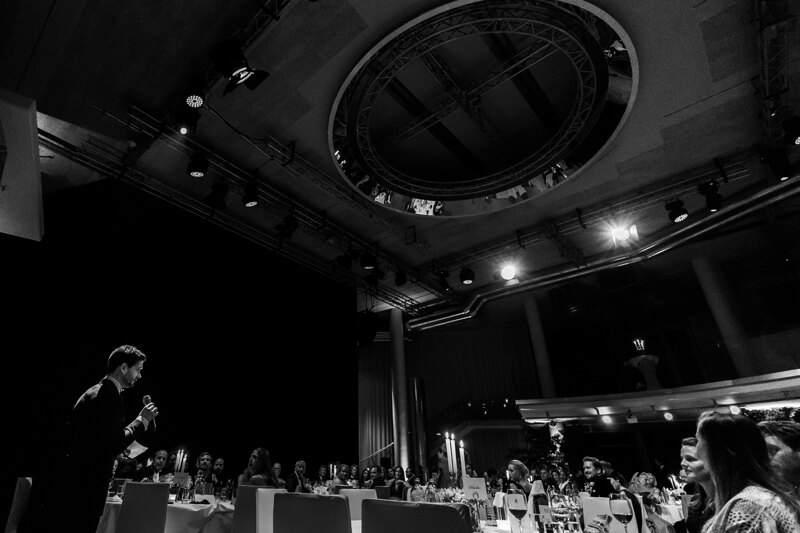 Wedding photography portfolio in Italy: One of the guests says a toast to the microphone